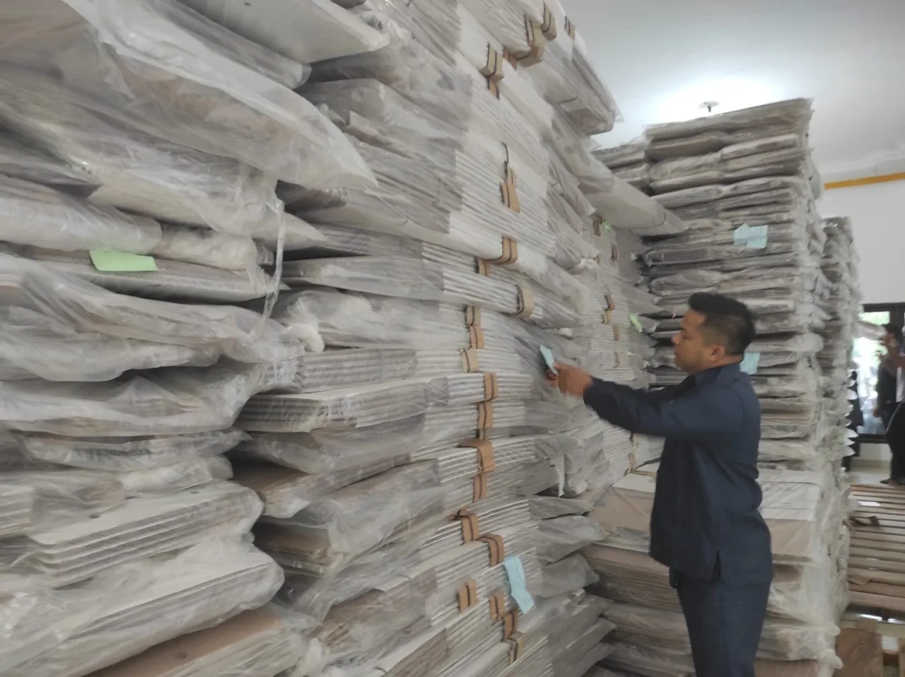 KPU Paser melakukan pengepakan logistik pemilu untuk didistribusikan