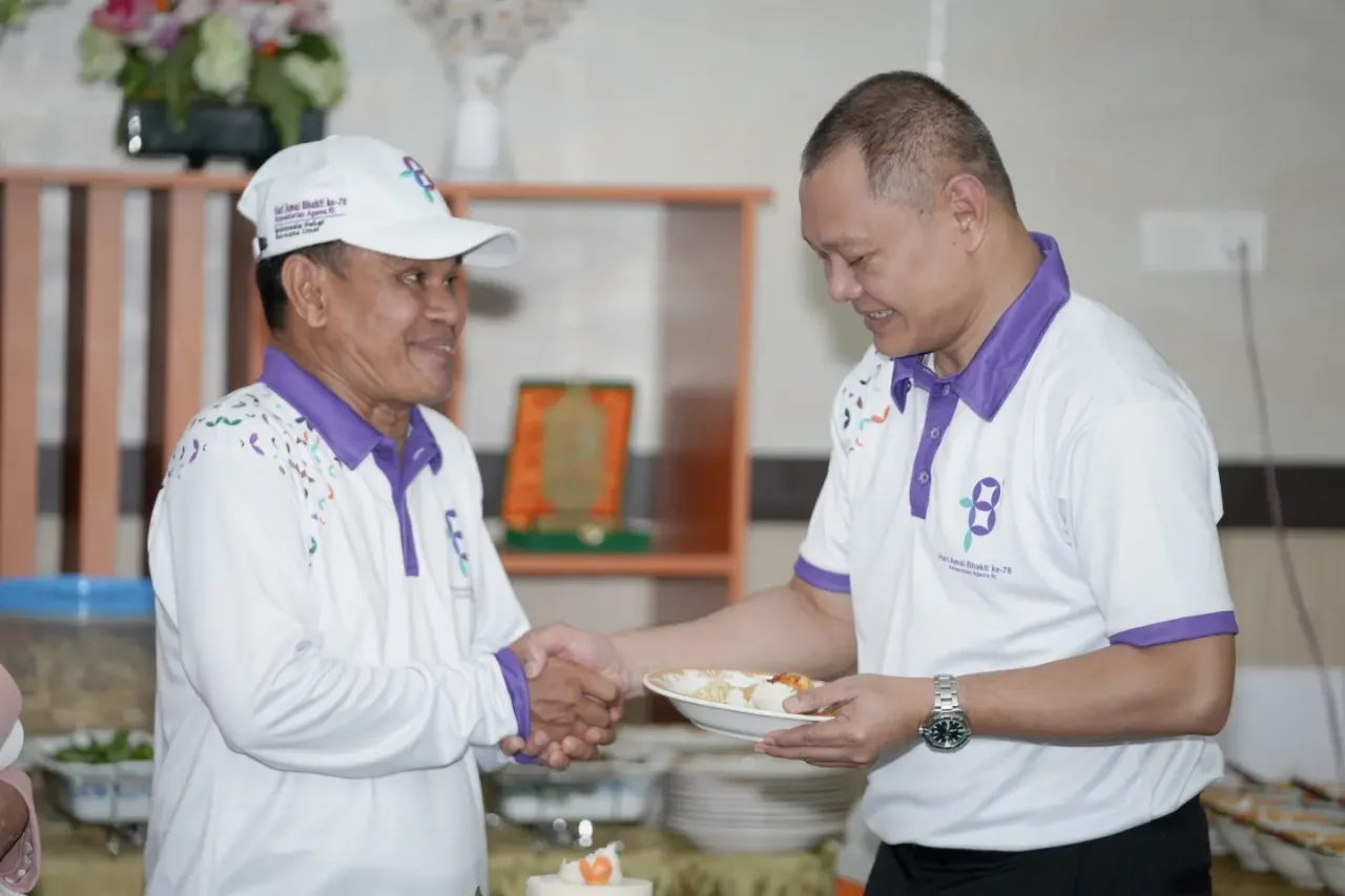 Hadiri Apel HAB ke-78 Kemenag, Bupati Paser Serahkan Simbolis Hadiah Pemenang Lomba