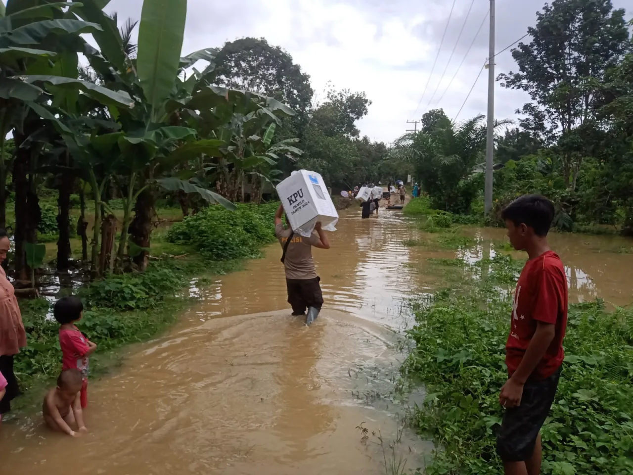 Banjir tidak surutkan petugas salurkan logistik ke Desa Lusan Komam