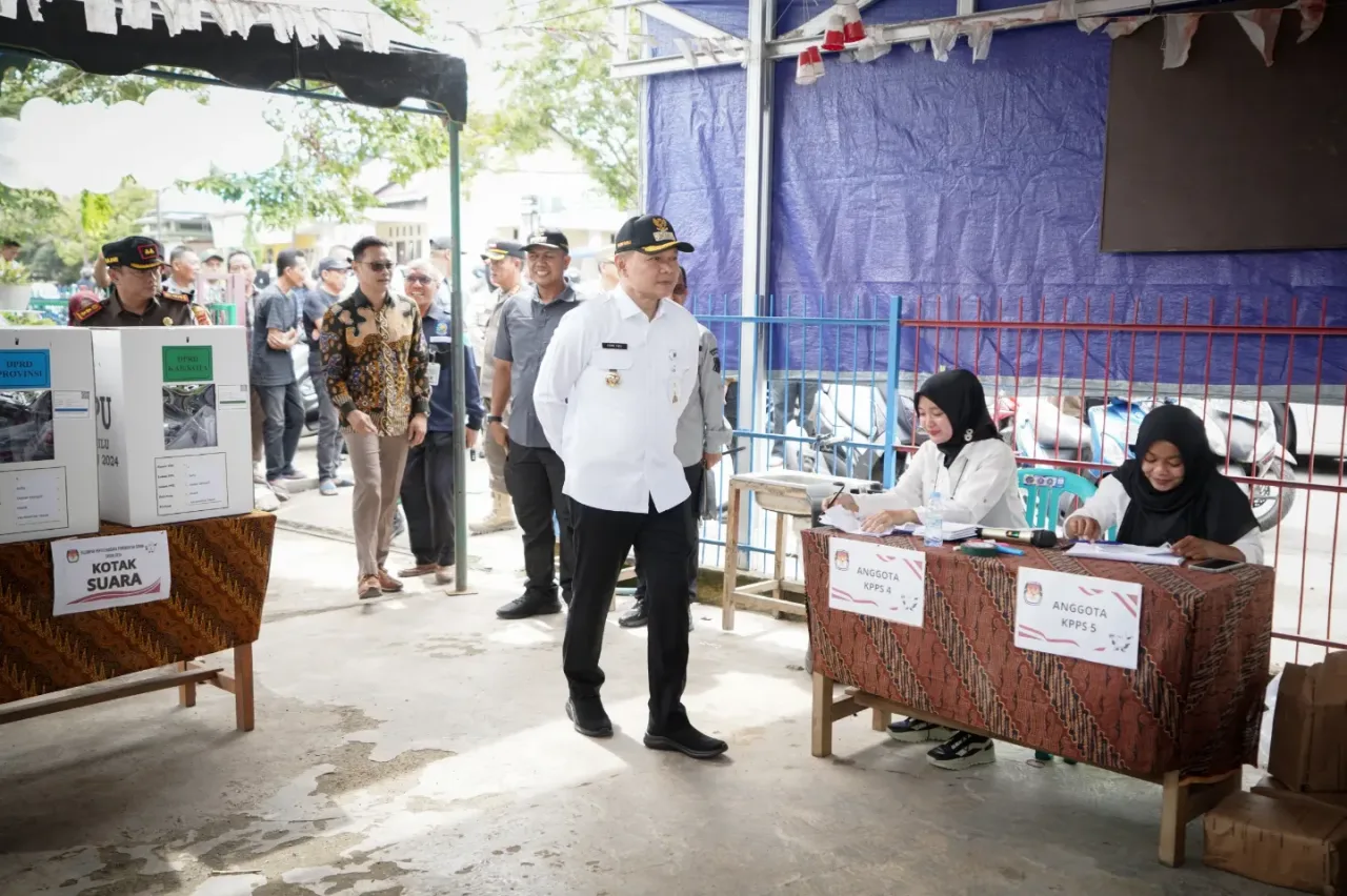 Pastikan Kelancaran Pelaksanaan Pemilu 2024, Bupati Paser Tinjau Sejumlah TPS