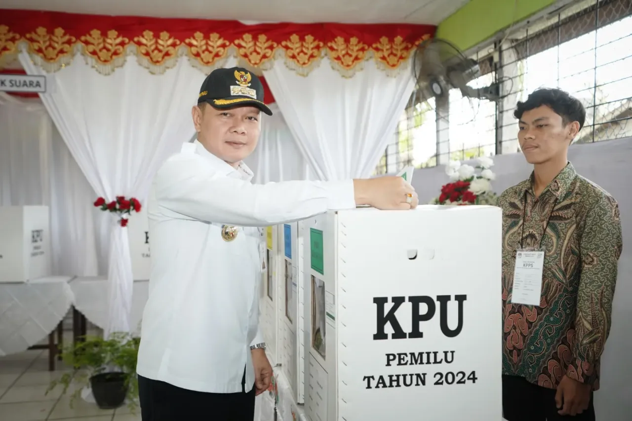 Bupati Fahmi Nyoblos di TPS 72, harap Pemilu 2024 di Paser Berjalan Lancar, Damai dan Kondusif