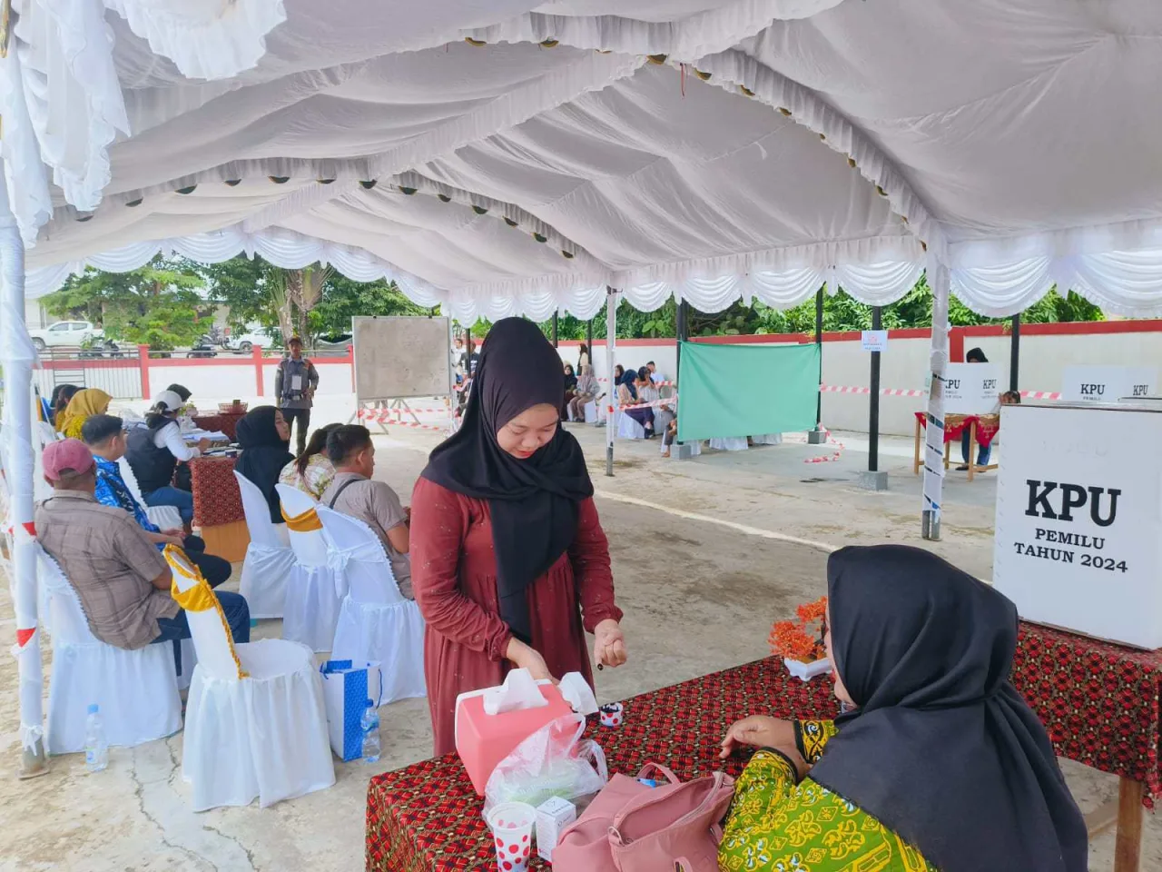 Antusiasme Tinggi, Warga Batu Sopang Ramai-Ramai Mencoblos pada Pemilu 2024
