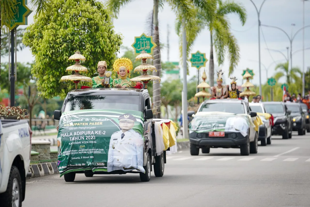 DLH Paser Arak Piala Adipura Keliling Kota Tanah Grogot