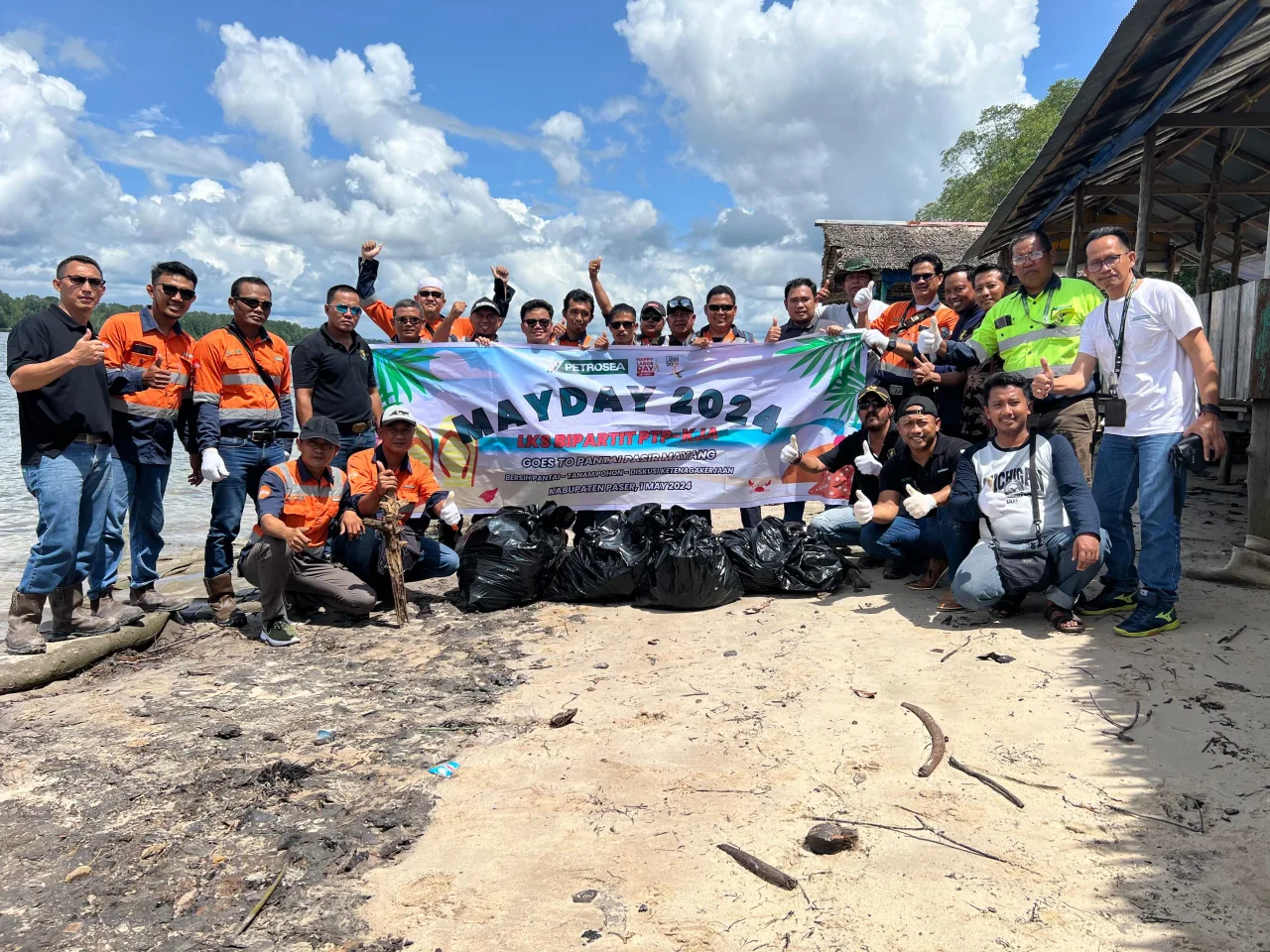 May Day, Buruh di Paser Bersih-bersih Pantai Pasir Mayang