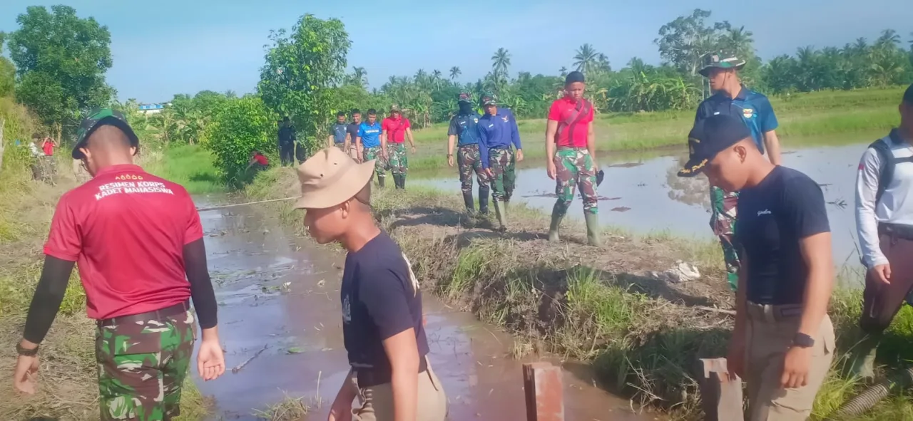 Taruna Latsitardanus Tuntaskan Pembuatan Irigasi dan Tanam Pohon