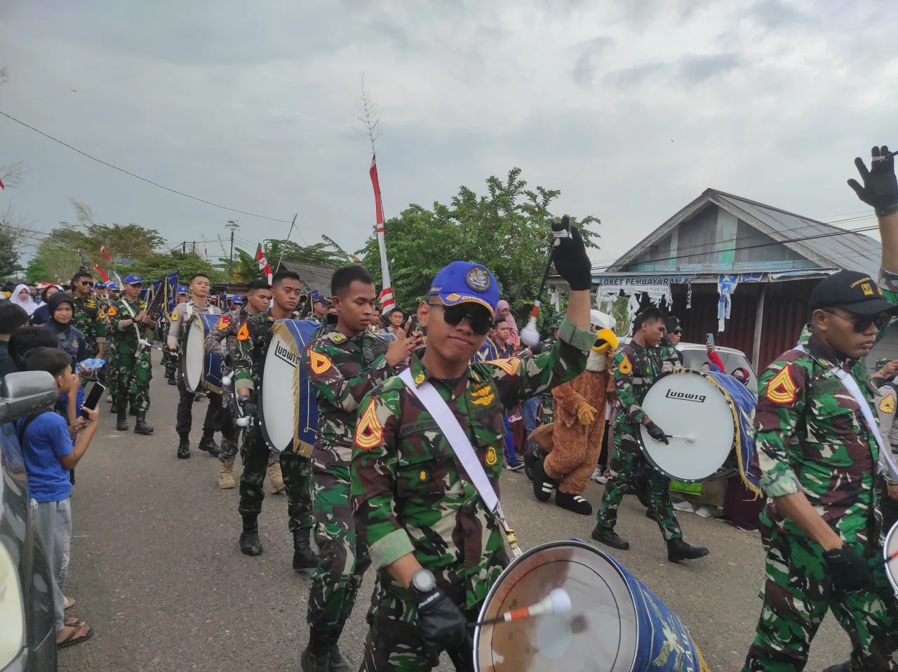 Drumband Taruna Latsitardanus XLIV Meriahkan HUT Ke-12 Desa Senaken