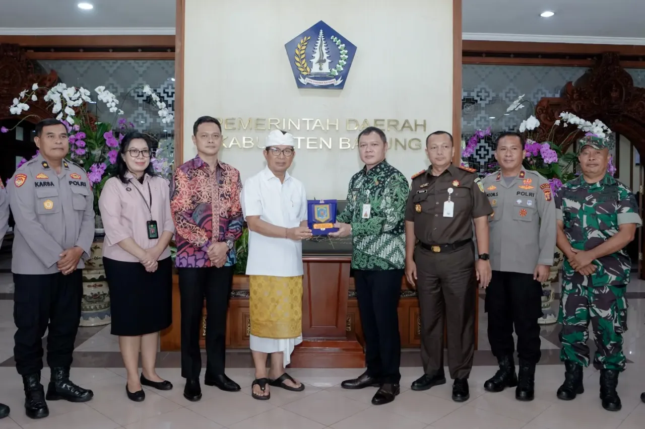 Tingkatkan Pelayanan Publik di Paser, Bupati Fahmi Kunker ke MPP Pemkab Badung