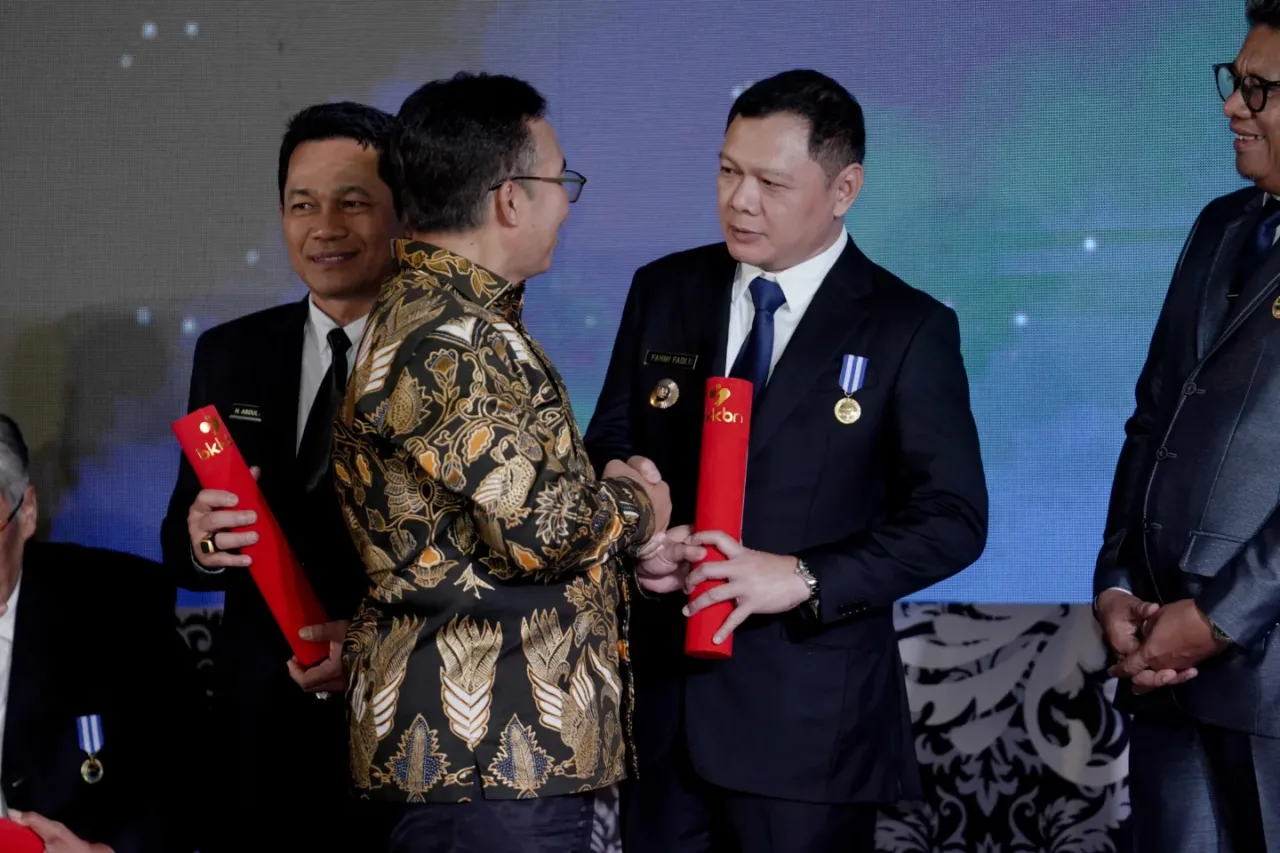 Dinilai Berdedikasi Tinggi Pada Program PPKB, Bupati dan Ketua TP PKK Paser Terima Penghargaan Manggala Karya Kencana