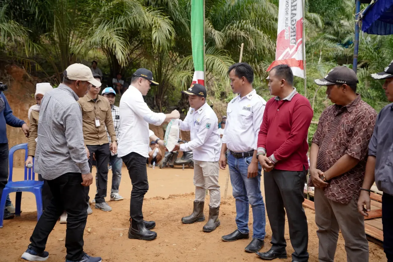 Upaya Tangani Inflasi, Bupati Paser Serahkan Tiga Ton Beras ke Tujuh Desa Rentan Rawan Pangan