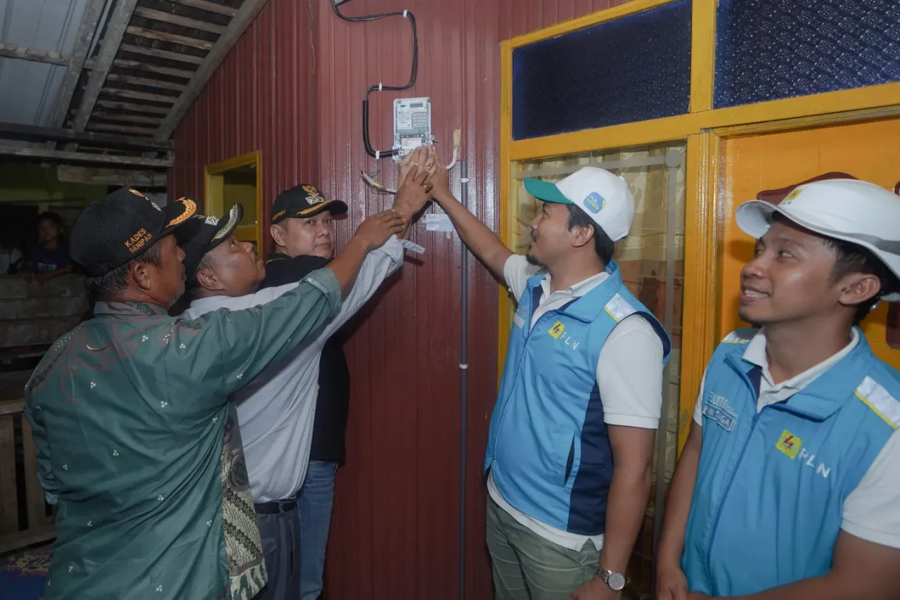 Resmikan Listrik di Tiga Desa, Bupati Fahmi : Hal Ini Berkat Kerjasama Semua Pihak