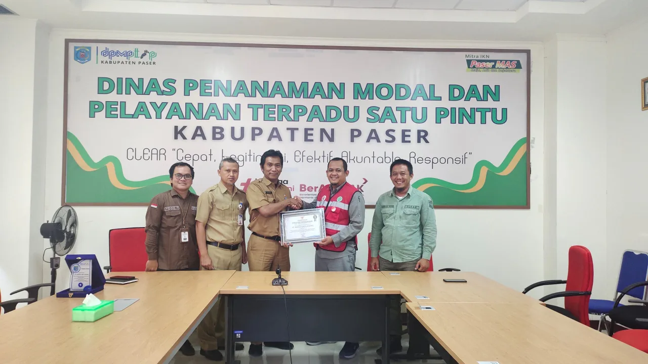 DPMPTSP Paser Beri Penghargaan 10 Perusahaan Realisasi Investasi Terbesar
