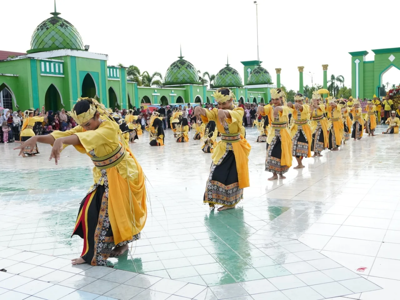 Parade Drumband dan Budaya Meriahkan Peringatan HUT ke-65 Kabupaten Paser