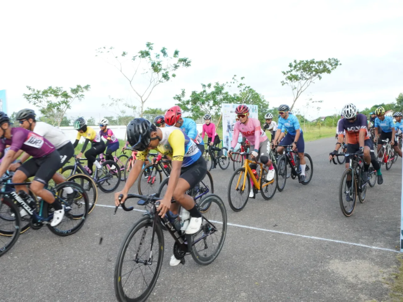 Puluhan Biker Meriahkan Bupati Paser Open Criterium Championship