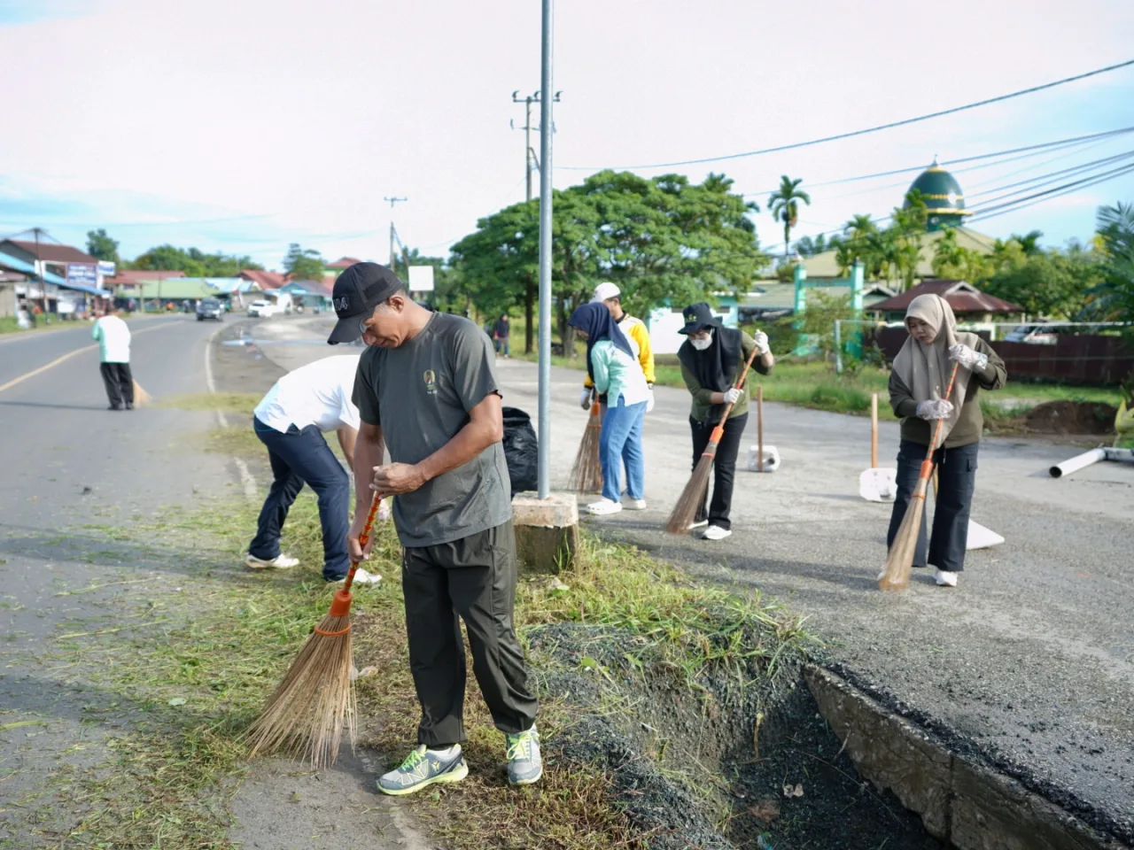 Kampanyekan Pengelolaan Sampah Mandiri, DLH Gelar Bersih-Bersih di Tanah Periuk