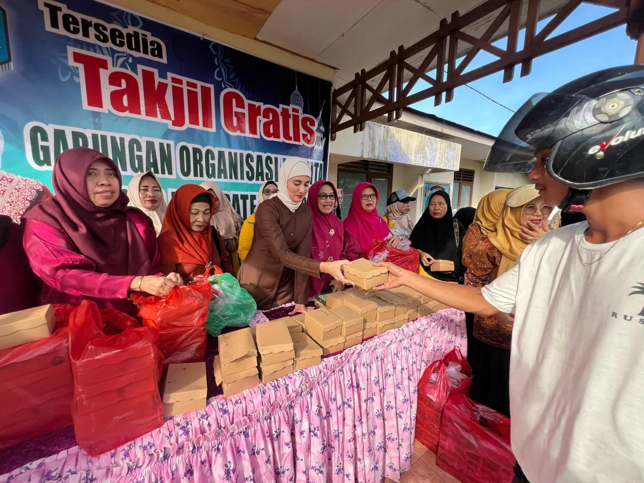 Gelar Aksi Sosial, GOW Kabupaten Paser Bagikan Ratusan Takjil di Bulan Ramadan