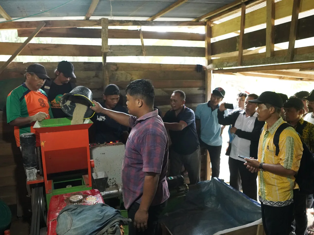 Kurangi Beban Produksi, Pembudidaya di Paser Ikuti Pelatihan Pembuatan Pakan Mandiri