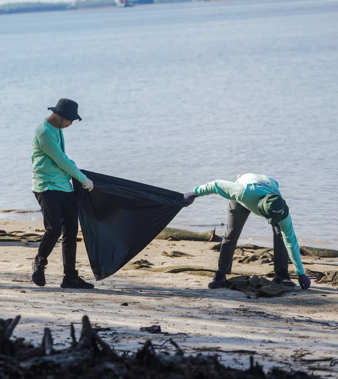 DLH dan Masyarakat Bersihkan Sampah Plastik di Objek Wisata Pasir Mayang