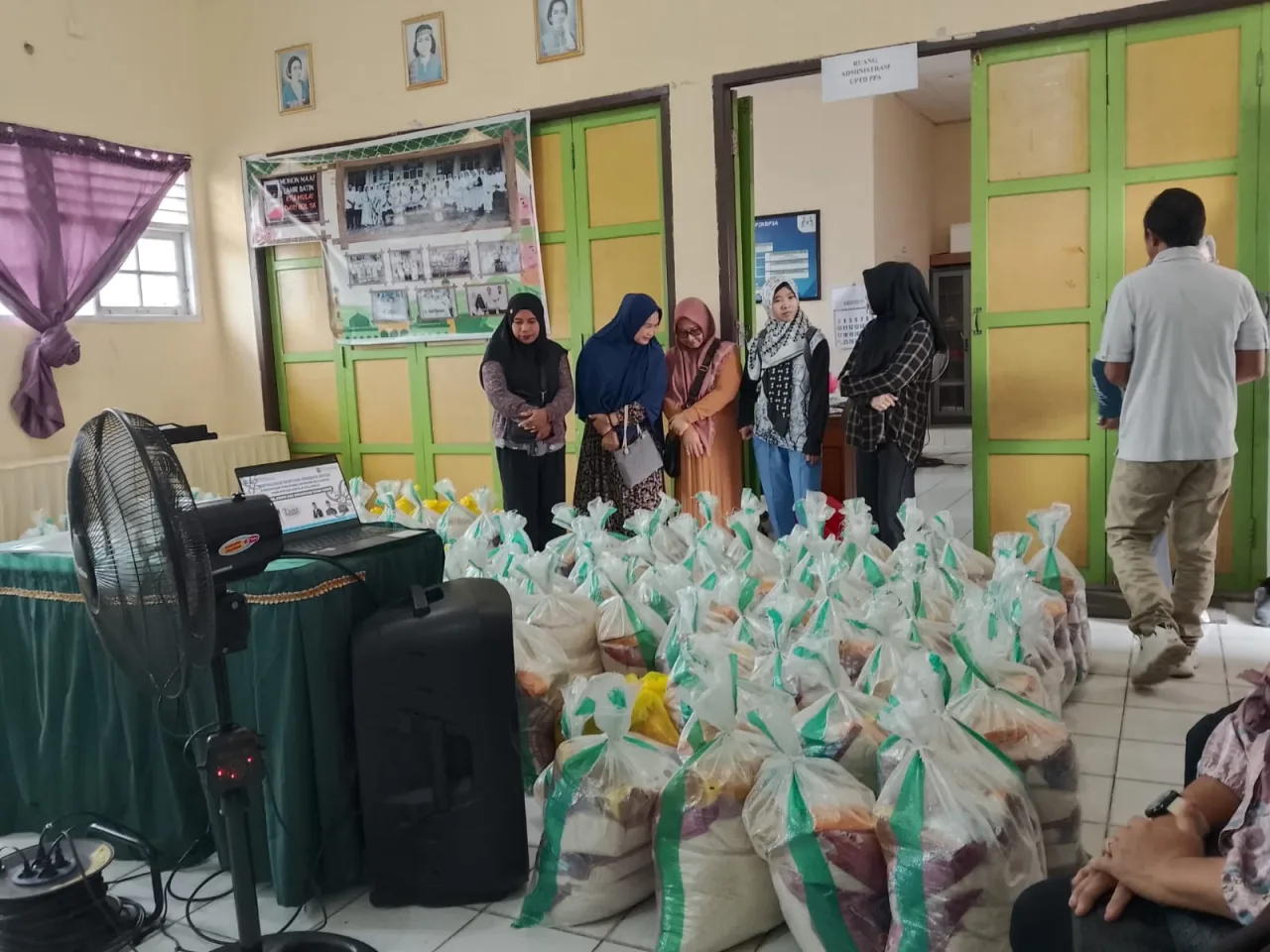 DP2KBP3A dan Dinas Ketahanan Pangan Paser Salurkan Sembako untuk Perempuan Penopang Ekonomi Keluarga