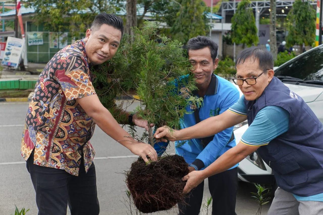 Hijaukan Kota Tanah Grogot, DLH Serahkan Ratusan Bibit Pohon kepada Jemaat GPIB