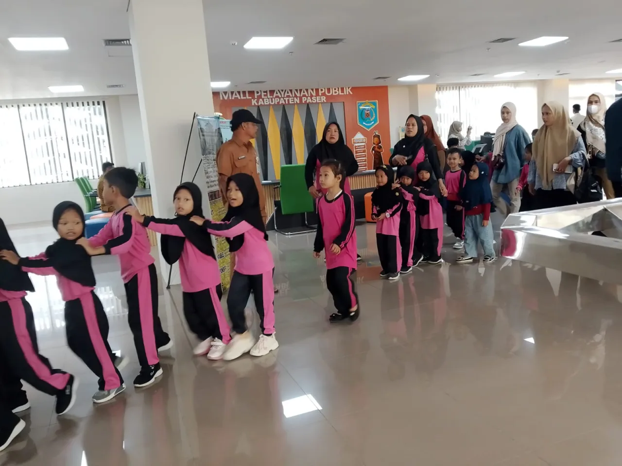 DPMPTSP Paser Perkenalkan Layanan Publik di MPP saat Kunjungan para Guru dan Siswa TK