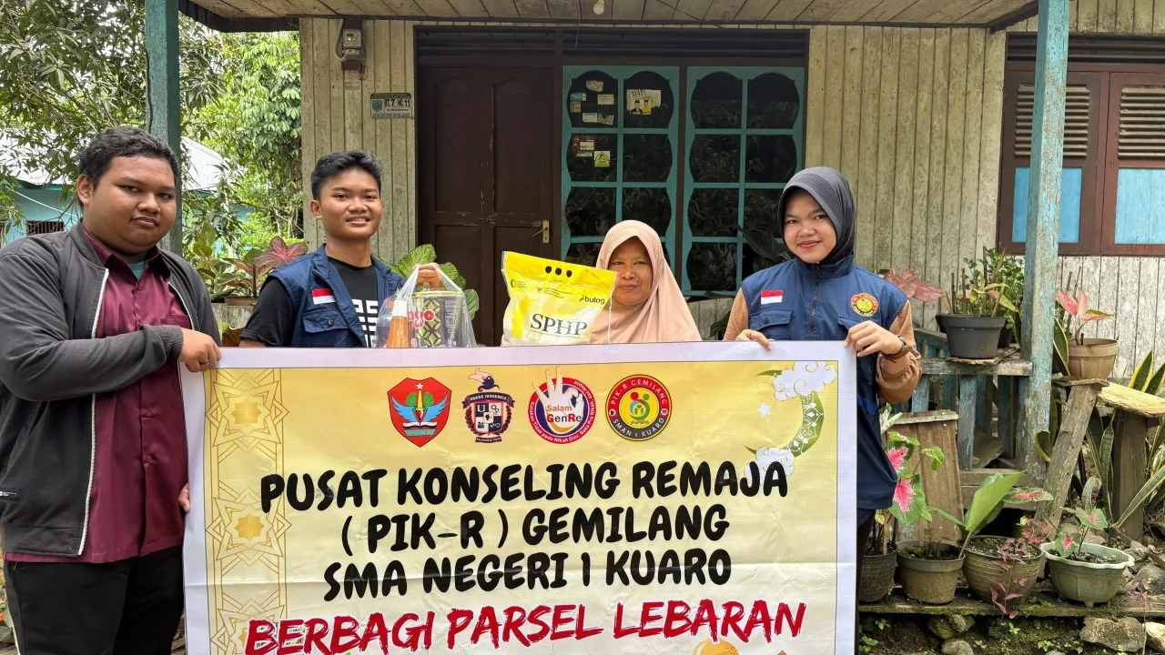 PIK-R SMAN Kuaro Bagi Takjil dan Parcel ke Warga Tidak Mampu