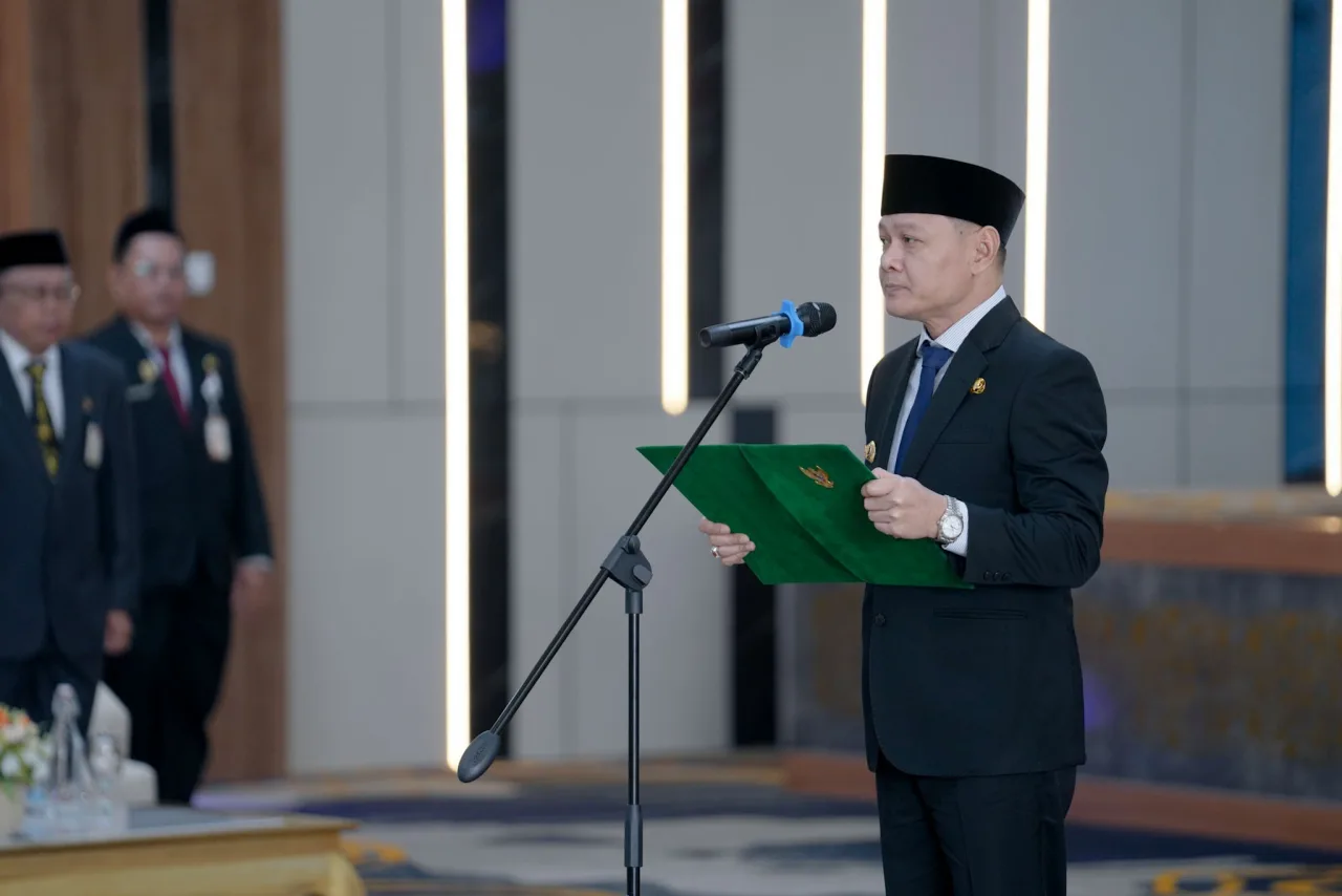 Bupati Paser dr. Fahmi Fadli saat mengukuhkan Bapperida dan Damkarmat serta melantik 90 pejabat pada Selasa (27/10/2026),