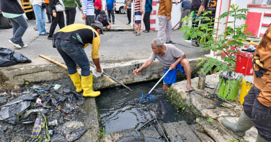 Aksi bersih-bersih terus berlanjut, DLH Paser bersama warga bersihkan drainase hingga perairan terbuka.
