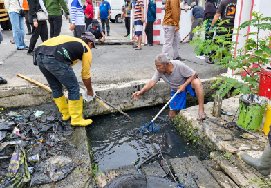 Aksi bersih-bersih terus berlanjut, DLH Paser bersama warga bersihkan drainase hingga perairan terbuka.